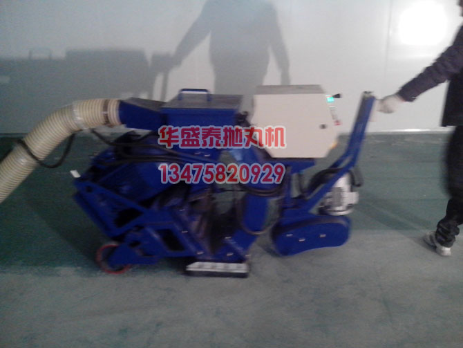 路面抛丸机在清理环氧地坪图