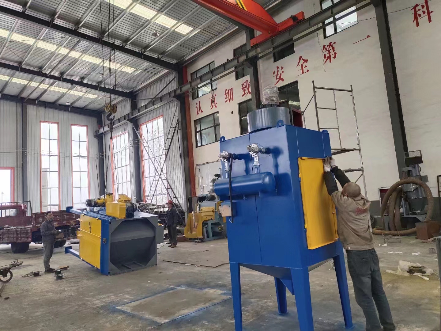 连续履带通过抛丸清理机_履带式抛丸机怎样除尘_履带式抛丸清理机q326