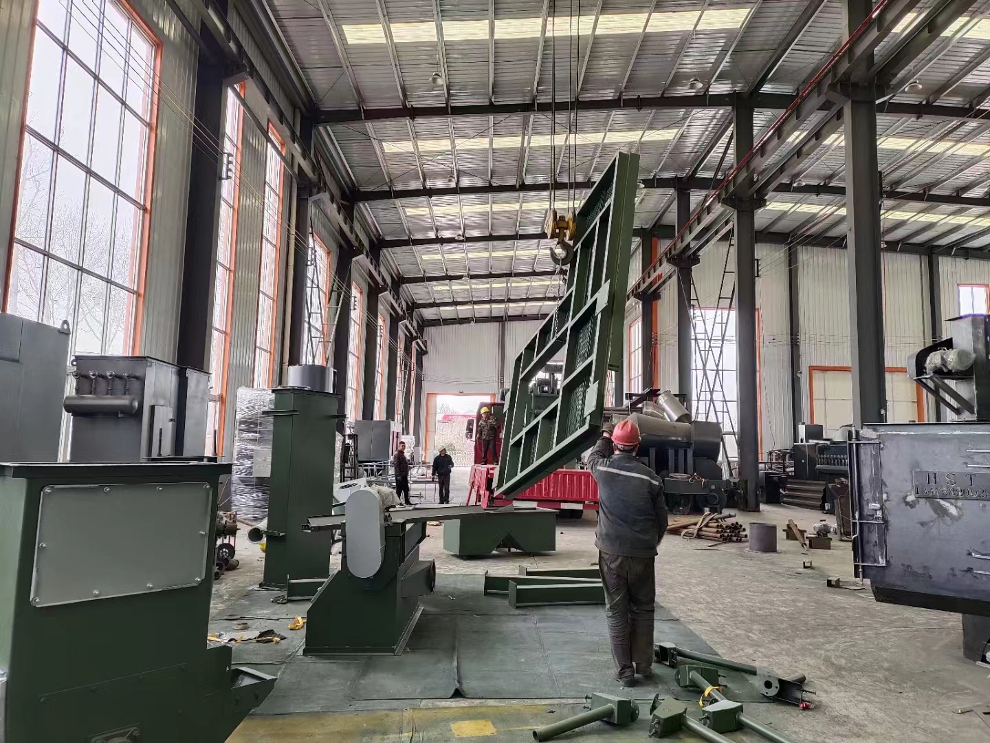 电动车车架打磨工作视频_电动车车架打砂机_电动车架砂车机打磨视频