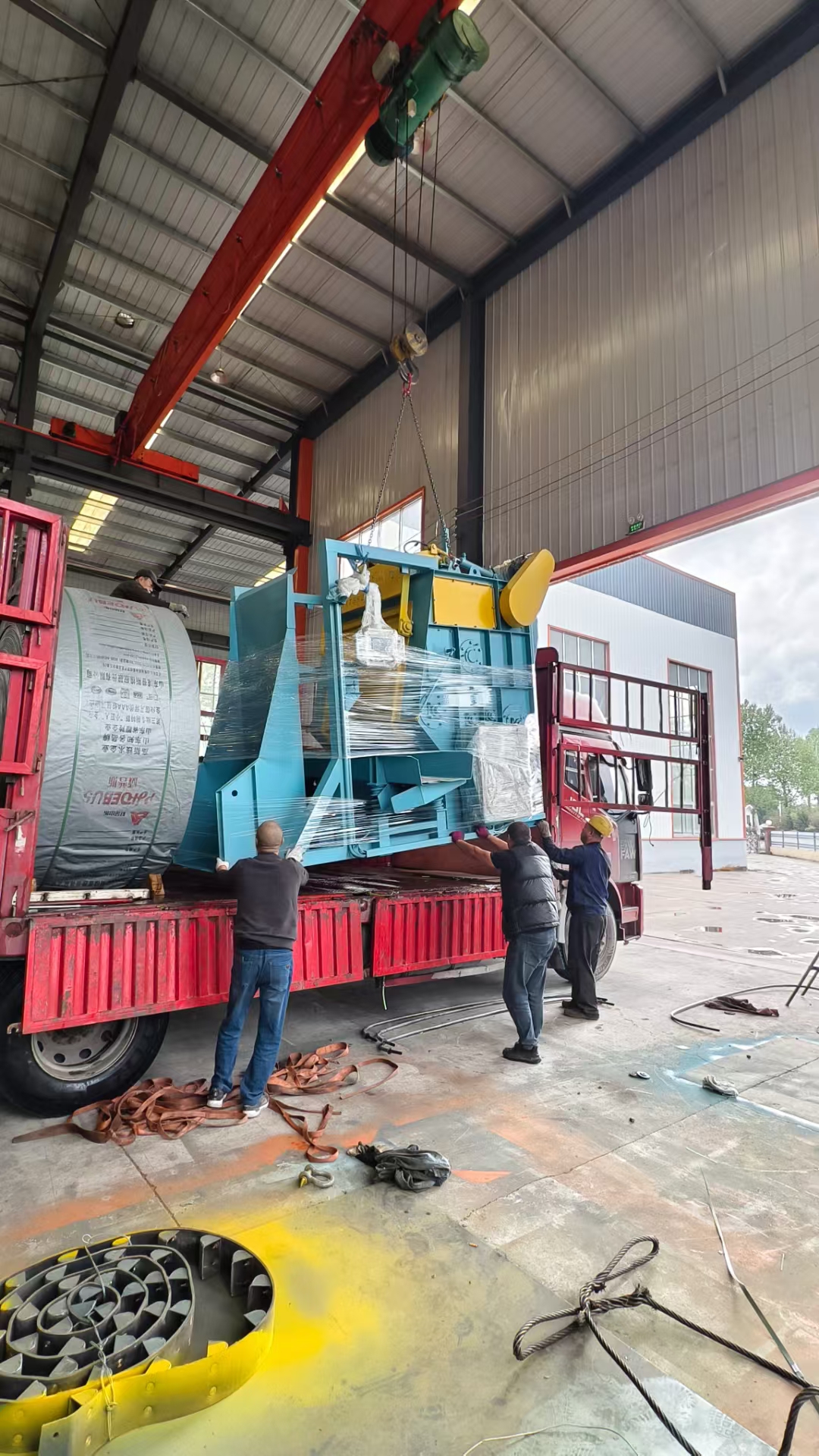 打沙除锈设备_大型钢管外壁打砂除锈机_钢砂除锈机是什么样子的