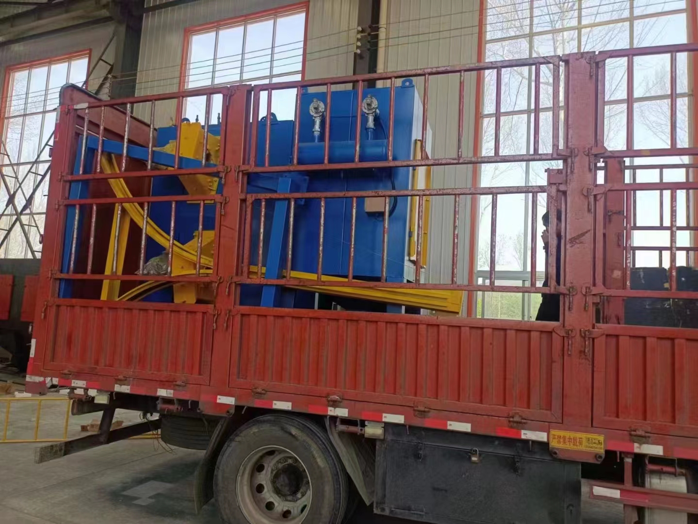 砂带机橡胶轮生产厂家_履带式制砂机一体式视频_Q3210橡胶履带打砂机