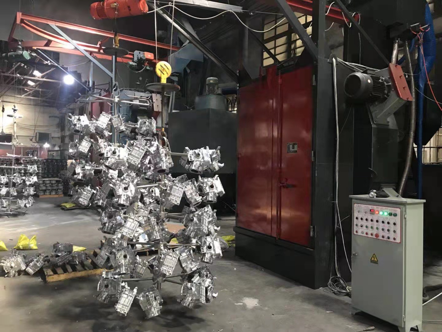 金属砂机打压铸造视频_铸造打砂机_金属压铸打砂机